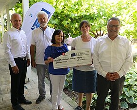 Die Berthold & Anita Neppel Stiftung unterstützte das Johannes-Hospiz mit 3.000 Euro:            Von links: Christian Liebl, Berthold Neppel, Anita Neppel, Sabine Sudler, Martin            Steinkirchner Bild: © Matthias Walk