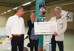 Christian Liebl, Patricia Hajak , Berthold Neppel bei Übergabe des 500 EUR-Schecks 